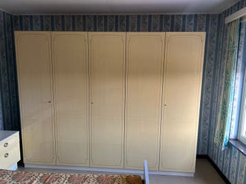 Grote slaapkamer met kasten en spiegel