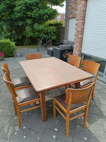 Tafel met 6 stoelen