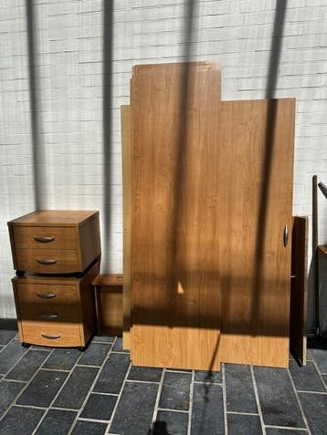 Kleerkast plus nachtkastjes