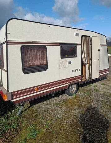 mooie caravan met 4 slaapplaatsen, voortent en verwarming