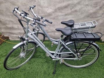 2 elektrische dames fietsen