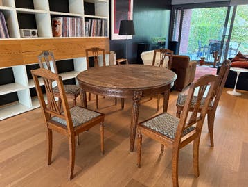 Tafel en zes stoelen