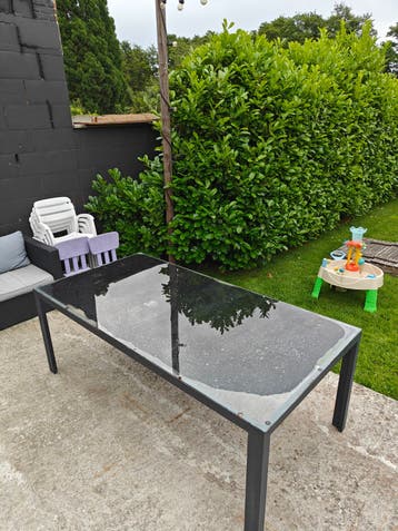 Tuintafel gratis af te halen.