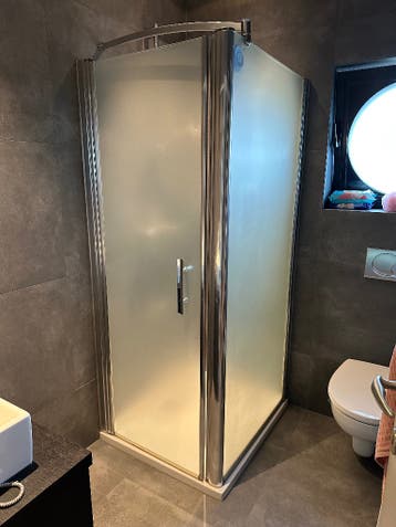 Douche deur en wand
