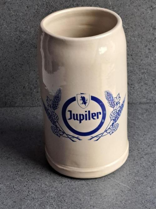 Grande chope Jupiler neuve en grès (1 litre), Collections, Marques de bière, Neuf, Chope(s), Jupiler, Enlèvement