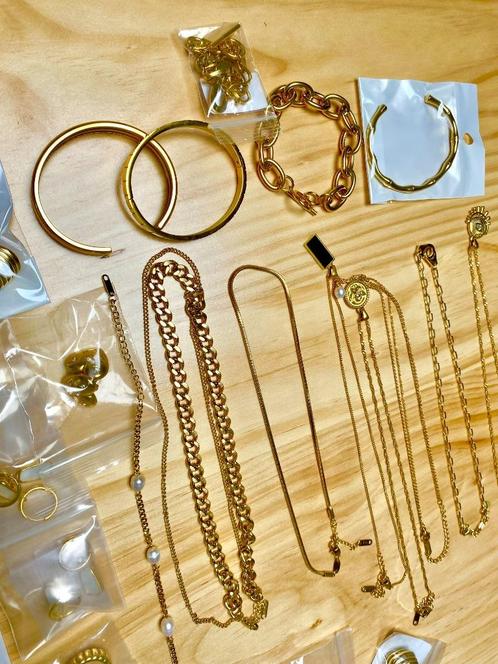 Lot de bijoux (120 pièces en acier inoxydable), Bijoux, Sacs & Beauté, Colliers, Neuf, Autres matériaux, Or, Enlèvement ou Envoi