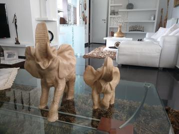 2 mooie  olifanten van ivorine in perfect staat !!