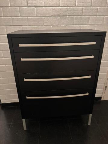 Zwarte houten ladekast