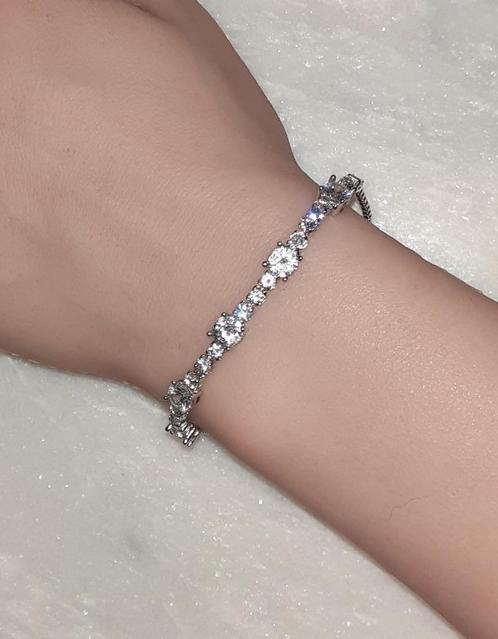 armband zilver met witte diamantjes toggle Lovisa, Handtassen en Accessoires, Armbanden, Nieuw, Overige materialen, Zilver, Met kristal