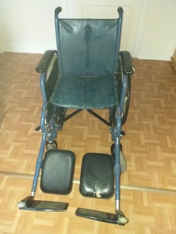 Un fauteuil roulant manuel