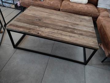 Vol houten industriële salontafel