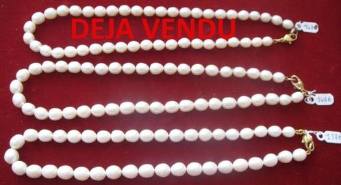 Collier NEUF perles cult. blanches ovales, fermoir plaqué or, Handtassen en Accessoires, Kettingen, Nieuw, Steen of Mineraal, Wit
