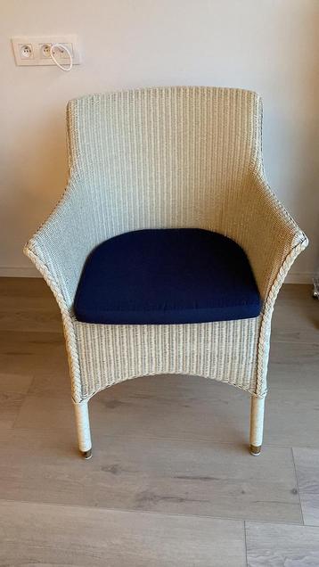Riete witte stoelen met blauwe kussens 