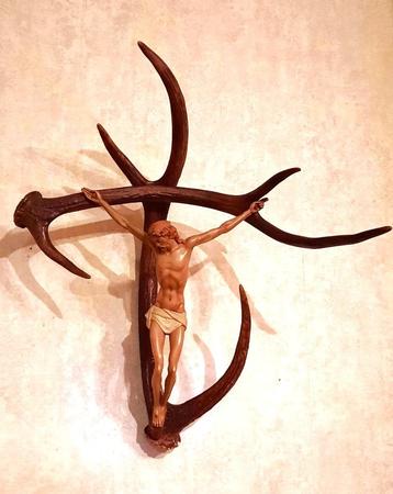Prachtige oude beeld Jezus aan het kruis op het natuur hoorn