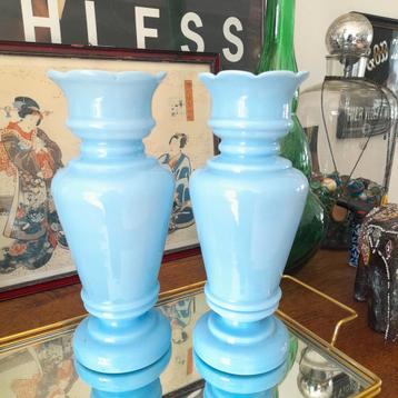 Paire de vases victoriens en opaline bleue, bord festonné