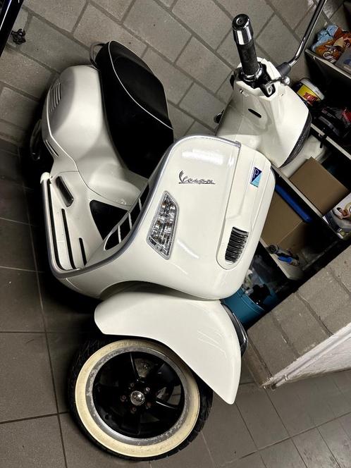 Vespa 125 GTS Wit met slechts 1570 km, Motoren, Motoren | Piaggio, Particulier, Scooter, 11 kW of minder, 4 cilinders, Ophalen