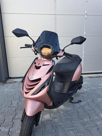 Trottinette Piaggio Zip 4T rose clair (apparence fumeuse) 