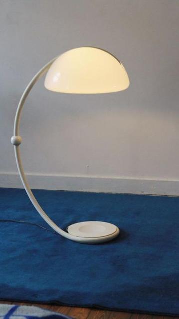 Ce lampadaire Serpente a été fait par Martinelli Luce et con