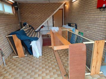 gratis 2 metalen eenpersoonsbedden en 1 houten + matrassen