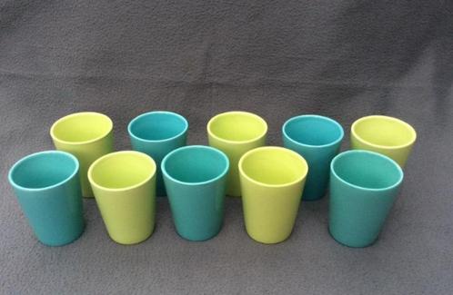 Set van 10 leuke kopjes (blauw en groen) - 9 cm hoog, Maison & Meubles, Cuisine | Vaisselle, Utilisé, Enlèvement ou Envoi