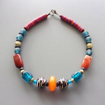 Collier tribal bleu et miel pour femme en perles africaines