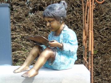 statue d un fille assis au livre en bronze , superbe !