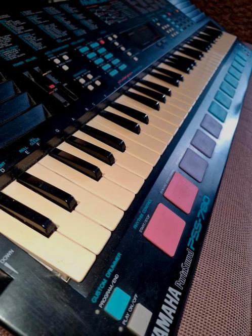Yamaha pss 780, Muziek en Instrumenten, Keyboards, Zo goed als nieuw, Yamaha, Aanslaggevoelig, Met standaard, Midi-aansluiting