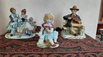 Trois figurines en biscuit