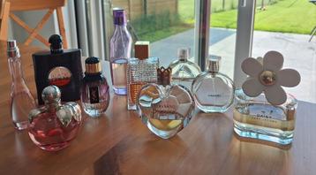 Ensemble de bouteilles de parfum utilisés. 