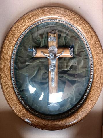 Crucifix ancien sous dôme en verre