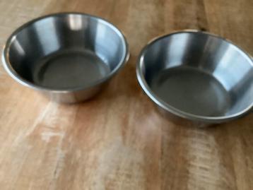 Inox voer/drinkbak hond 2 stuks te koop 8€ of 4€ voor 1 bak 