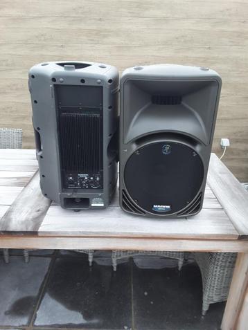 2 Mackie V1 SRM 450 speakers