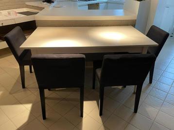 table de cuisine avec 4 chaises