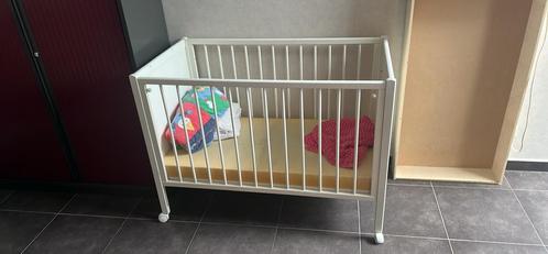 Baby bed met matras en matrasbeschermer + alle toebehoren., Enfants & Bébés, Berceaux & Lits, Utilisé, Enlèvement