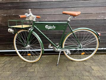 Vélo Carlsberg avec porte-bagages avant en parfait état