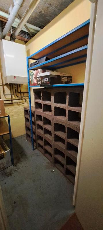 Stenen rek - wijnflessen te bewaren