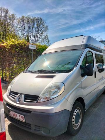 Sfeervol ingerichte camperbus.