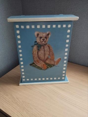armoire à ours peinte à la main en bois