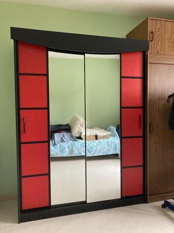 zwart-rode kleerkast met grote spiegel