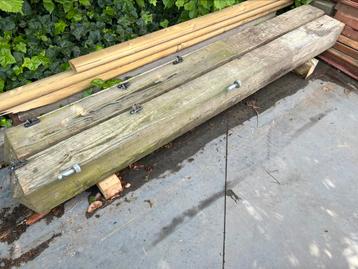 Gebruikte dikke, lange houten palen voor oa een tuinpoort
