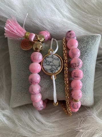 Ensemble de 4 bracelets roses à pompons - neuf