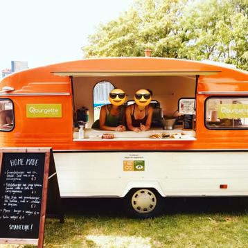 Retro vintage oranje startklare Foodtruck, aanhangwagen