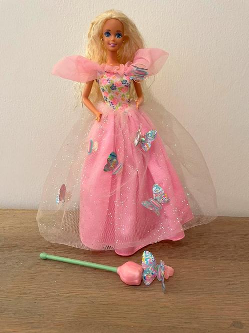 Locket Surprise Barbie de 1993+ robe Butterfly Princess, Enfants & Bébés, Jouets | Poupées, Comme neuf, Barbie, Enlèvement ou Envoi