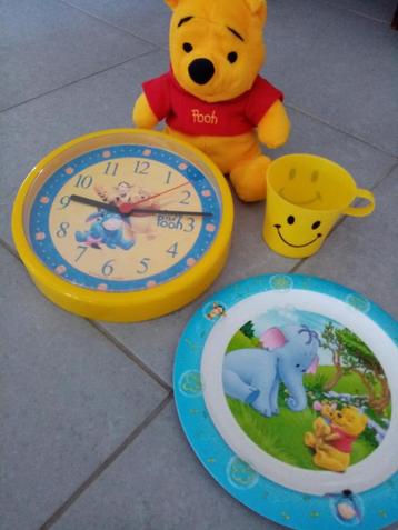 Winny de Pooh : klok + kinderbord eetbord + pluchen pop 28cm