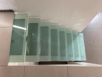 Escalier verre sablé et inox