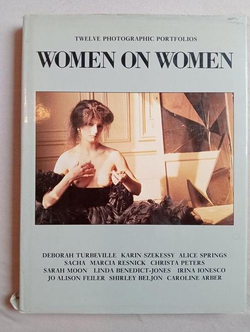 Woman on Woman Twaalf vrouwelijke fotografen, Livres, Art & Culture | Photographie & Design, Utilisé, Photographes, Enlèvement ou Envoi