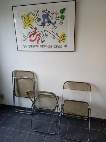 Trois chaises pliantes vintage Plia + Cadre KEITH HARING
