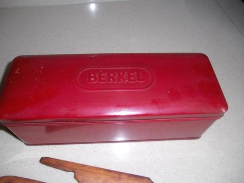 Ancienne boîte en fer blanc Berkel + 2 spatules, Collections, Boîte en métal, Comme neuf, Autre, Autres marques, Envoi