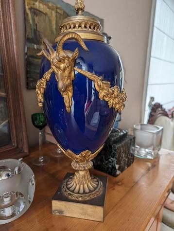  Antieke Franse porselein vaas met bronzen beslag
