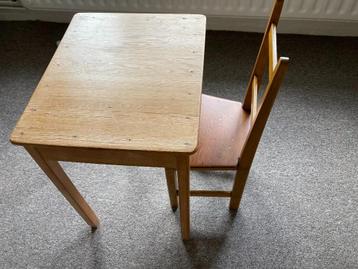Kleutertafel en stoel van kleuterschool in hout (100 jaar ou